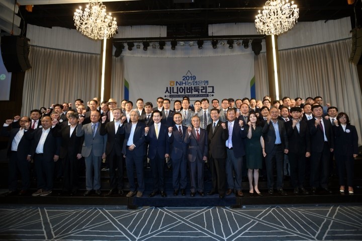 새 옷으로 갈아입은 시니어리그 규모를 키워서 출발!